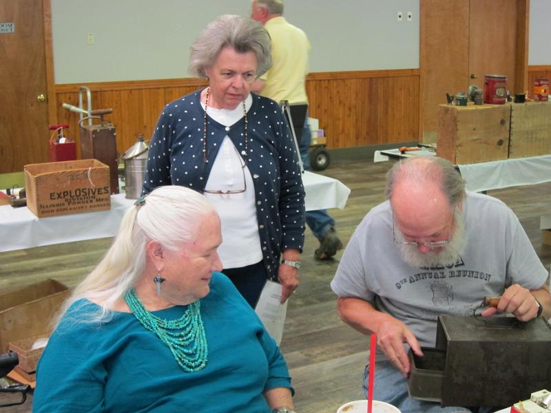 Bill Collins showing Ruth Moon and Jane Becksted his new goodie.JPG